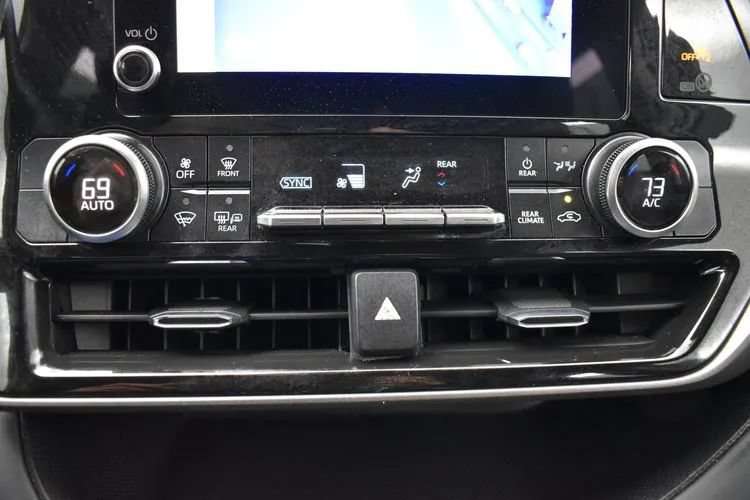 Used 2025 Toyota Highlander LE FWD image 34