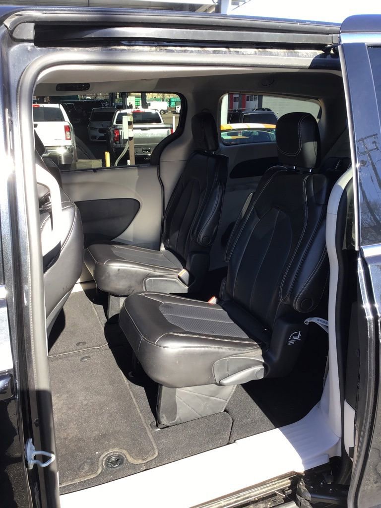 Used 2023 Chrysler Pacifica Touring-L image 6