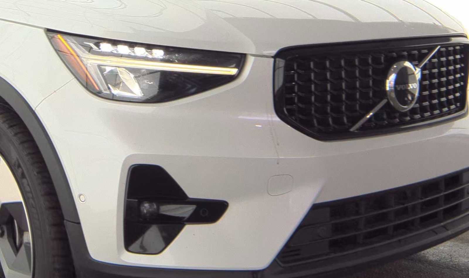 Used 2023 Volvo XC40 B4 Ultimate image 28