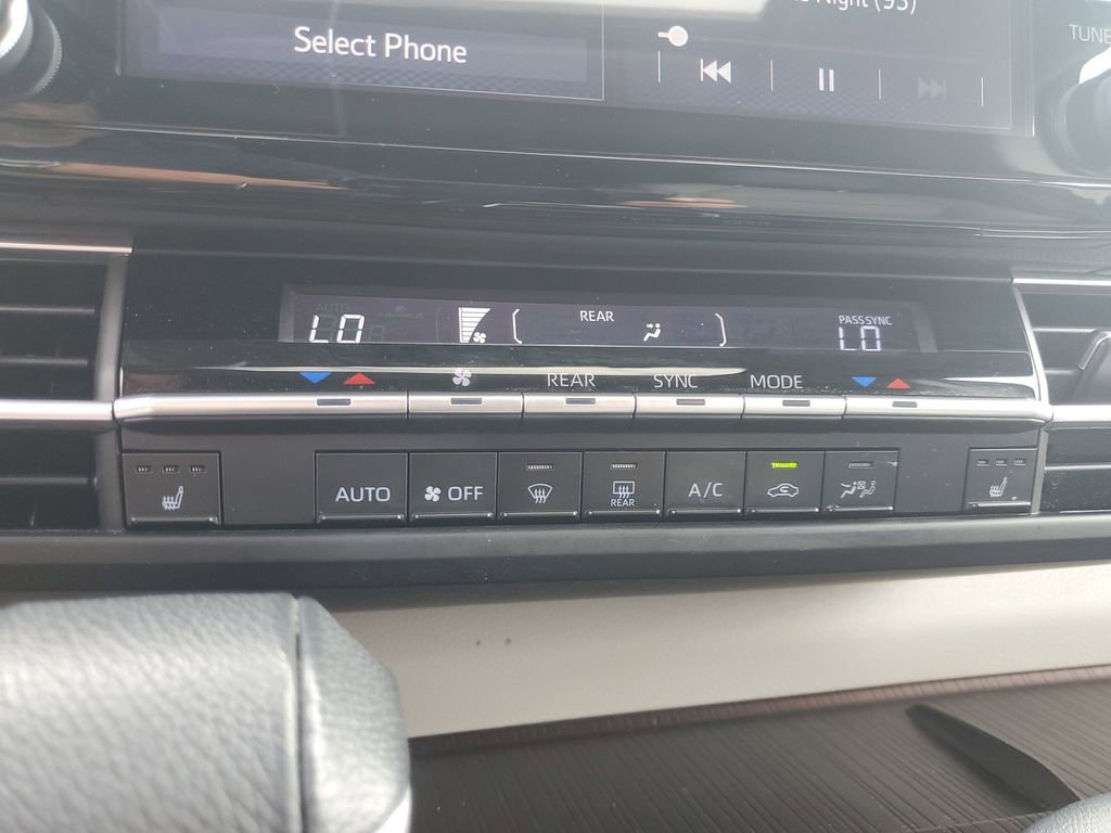 Used 2022 Toyota Sienna XLE image 16