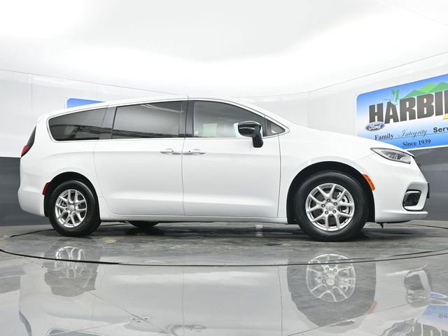 Used 2025 Chrysler Pacifica Select image 24