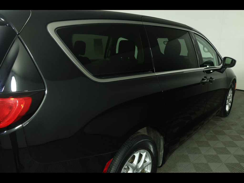 Used 2023 Chrysler Voyager LX FWD image 18