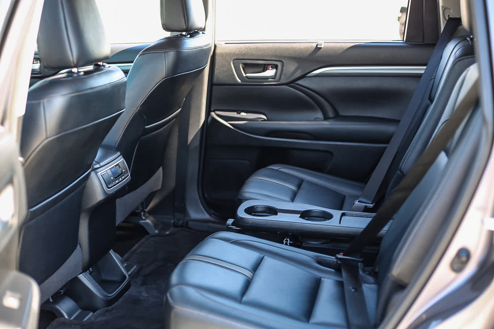 Used 2018 Toyota Highlander SE w/ Carpet Mat Package (TMS) FWD image 18