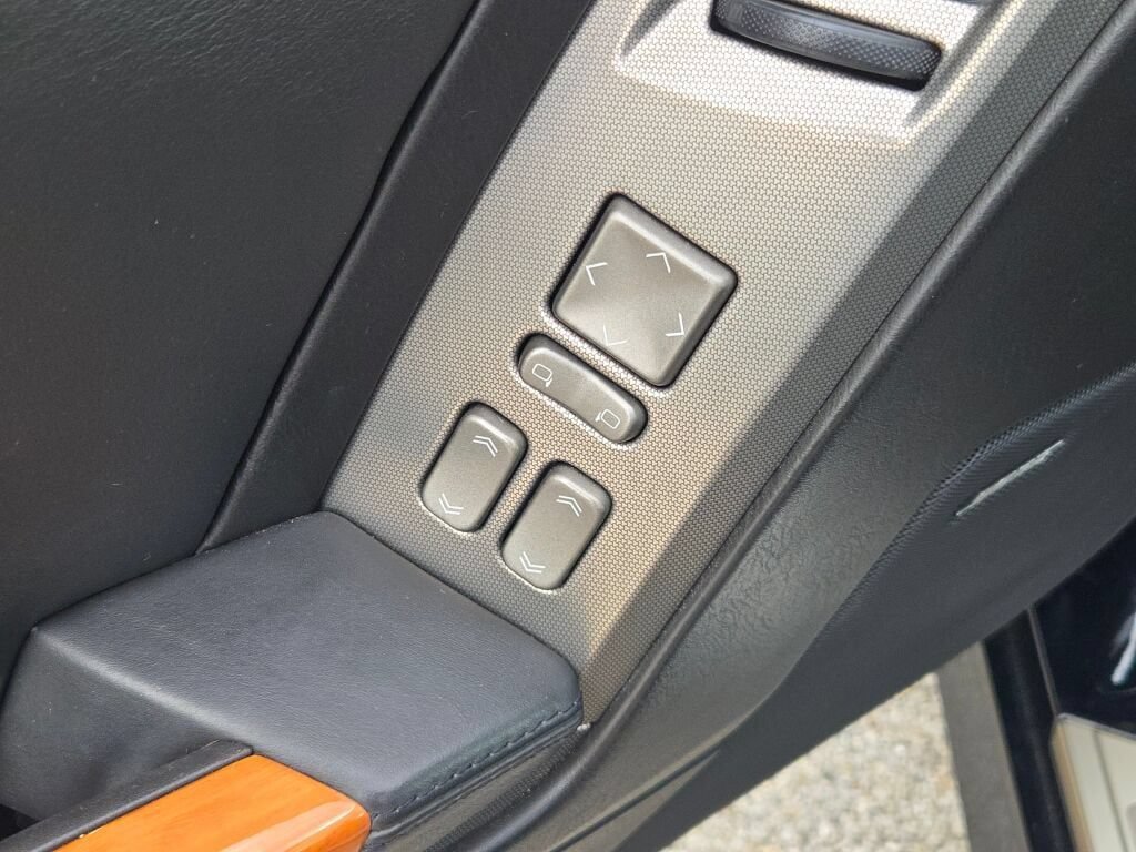 Used 2007 Cadillac XLR RWD image 13