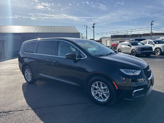 Used 2024 Chrysler Pacifica Touring-L FWD image 5