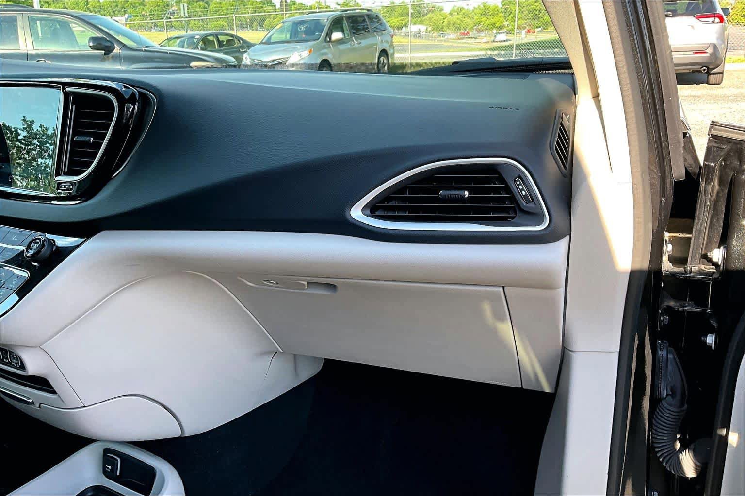 Used 2023 Chrysler Pacifica Touring-L FWD image 18