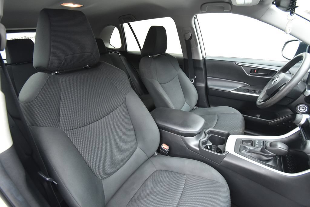 Used 2021 Toyota RAV4 LE AWD/4WD image 16
