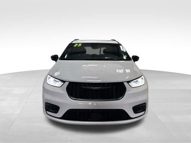 Certified 2025 Chrysler Pacifica Limited image 5