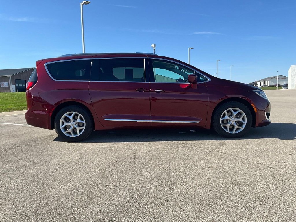 Used 2019 Chrysler Pacifica Touring-L Plus w/ Advanced Safetytec Group FWD image 8