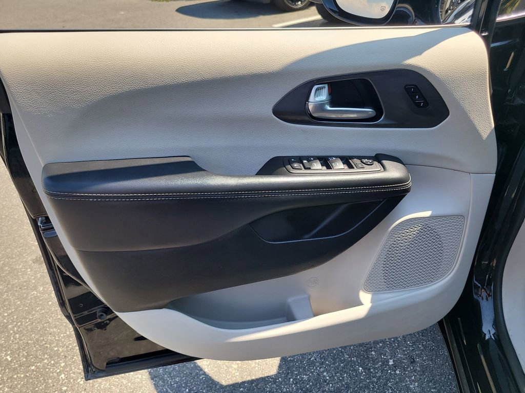 Used 2024 Chrysler Pacifica Touring-L image 14