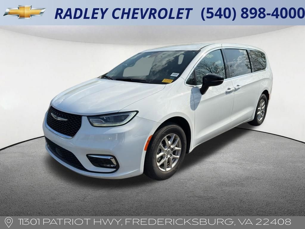 Used 2024 Chrysler Pacifica Touring-L FWD image 1