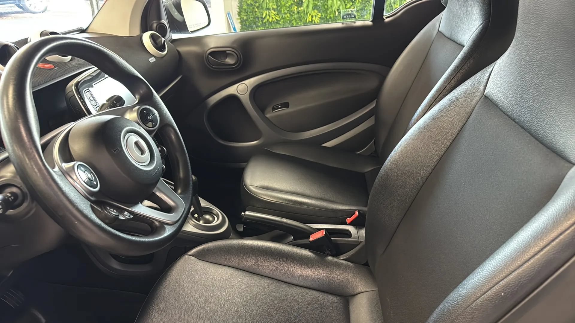 Used 2017 smart fortwo pure RWD image 15