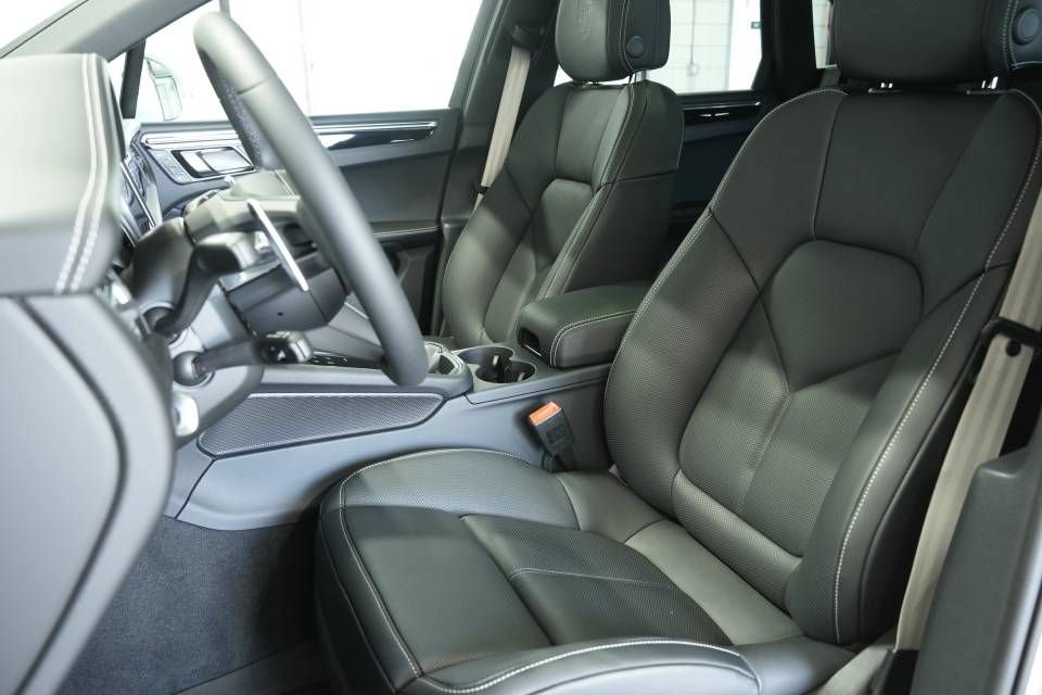 Certified 2025 Porsche Macan AWD/4WD image 5