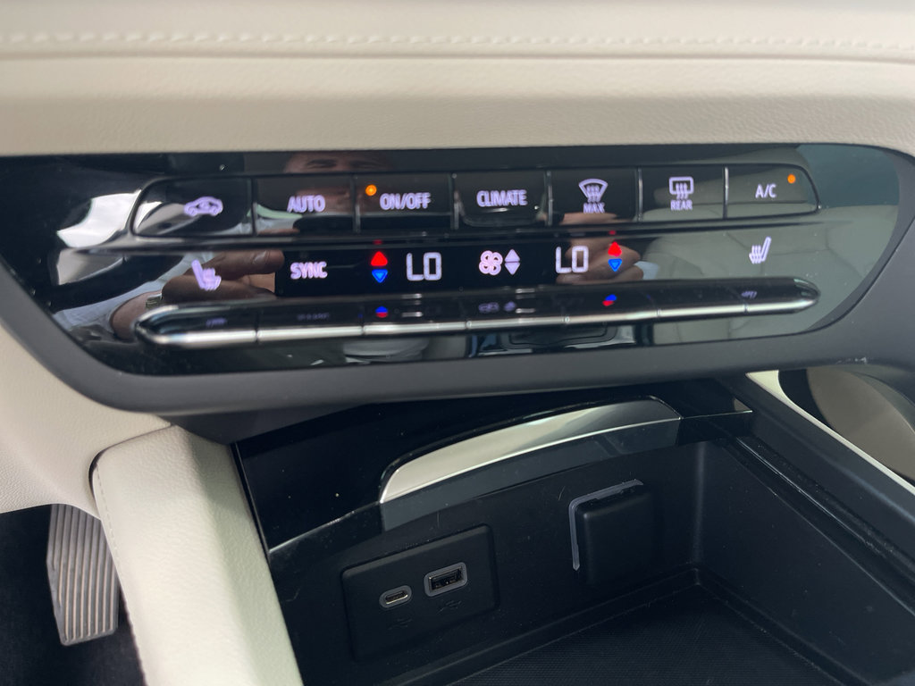 Used 2021 Buick Envision Essence image 25