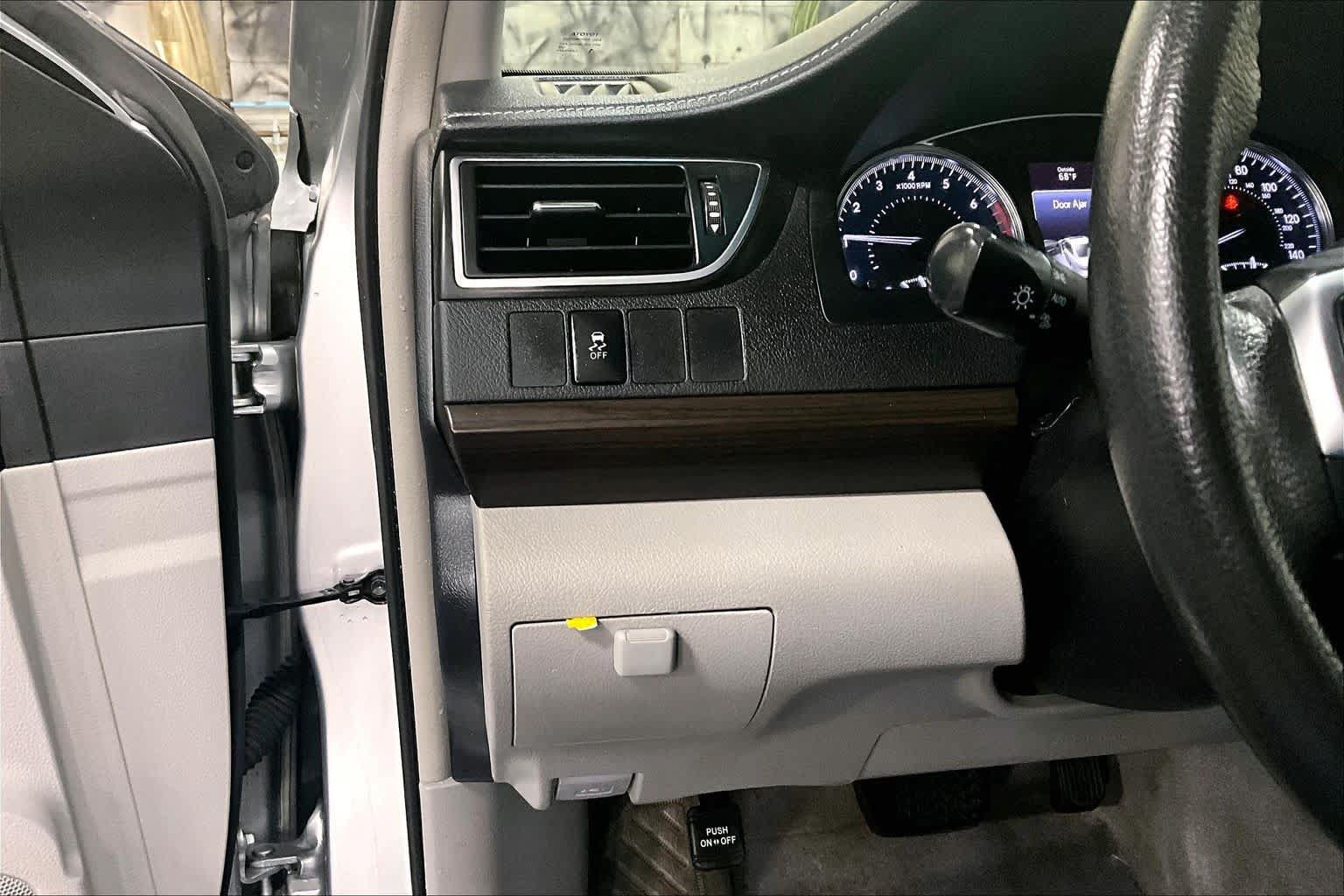 Used 2017 Toyota Camry XLE FWD image 35