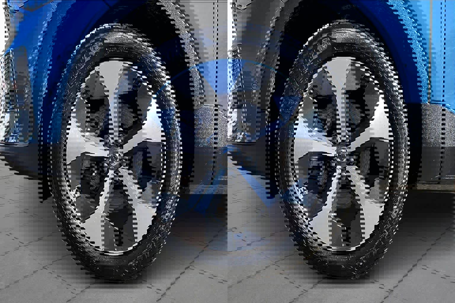 Used 2023 Volvo XC40 B5 Plus w/ Driver Assist Package image 11