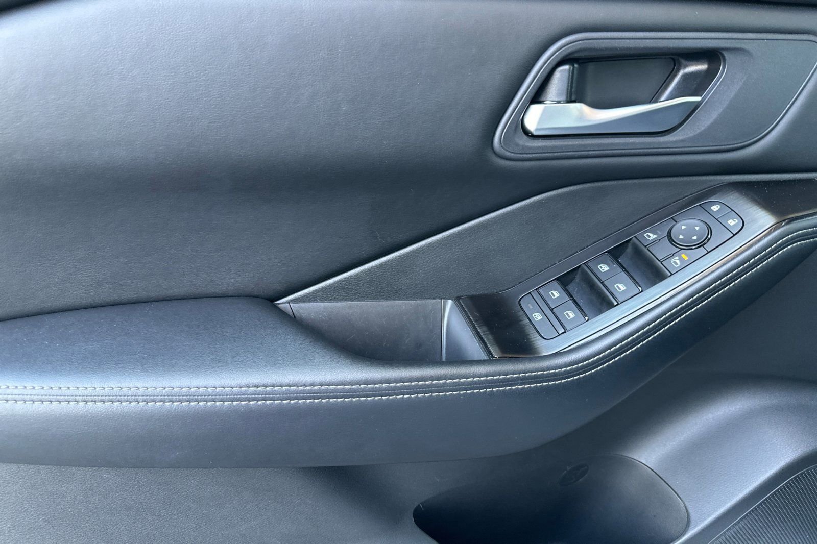 Used 2025 Nissan Rogue SV image 11