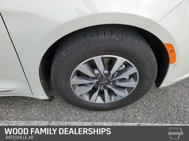 Used 2021 Chrysler Pacifica Limited w/ Uconnect Theater Family Group image 26