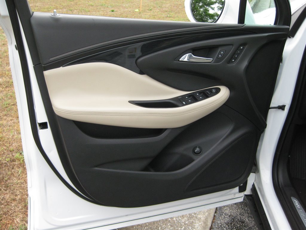 Used 2017 Buick Envision Essence FWD image 10