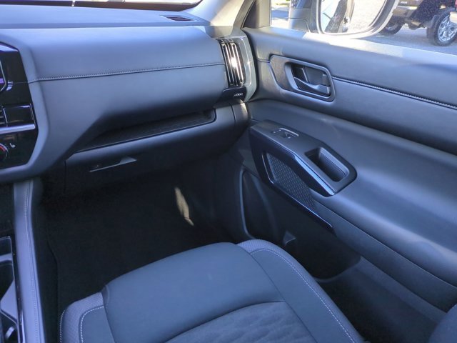 Used 2025 Nissan Pathfinder SV image 17
