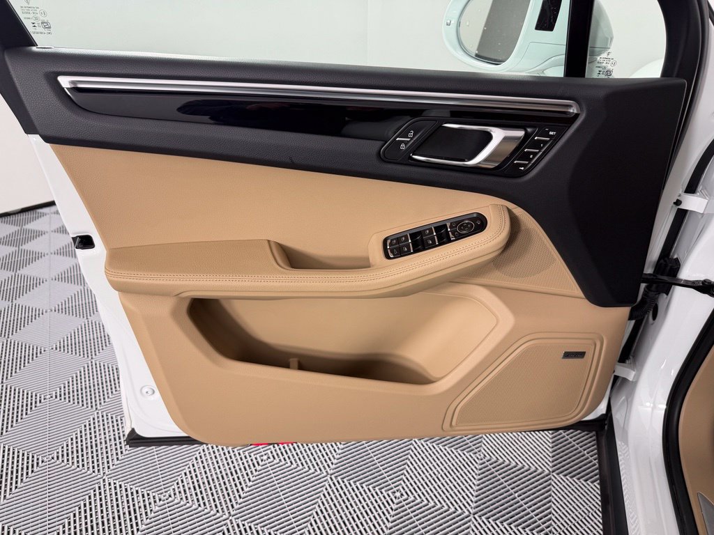 Certified 2024 Porsche Macan S AWD/4WD image 18