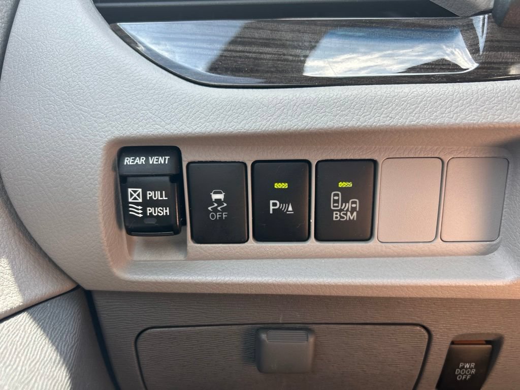 Used 2017 Toyota Sienna XLE Premium FWD image 9