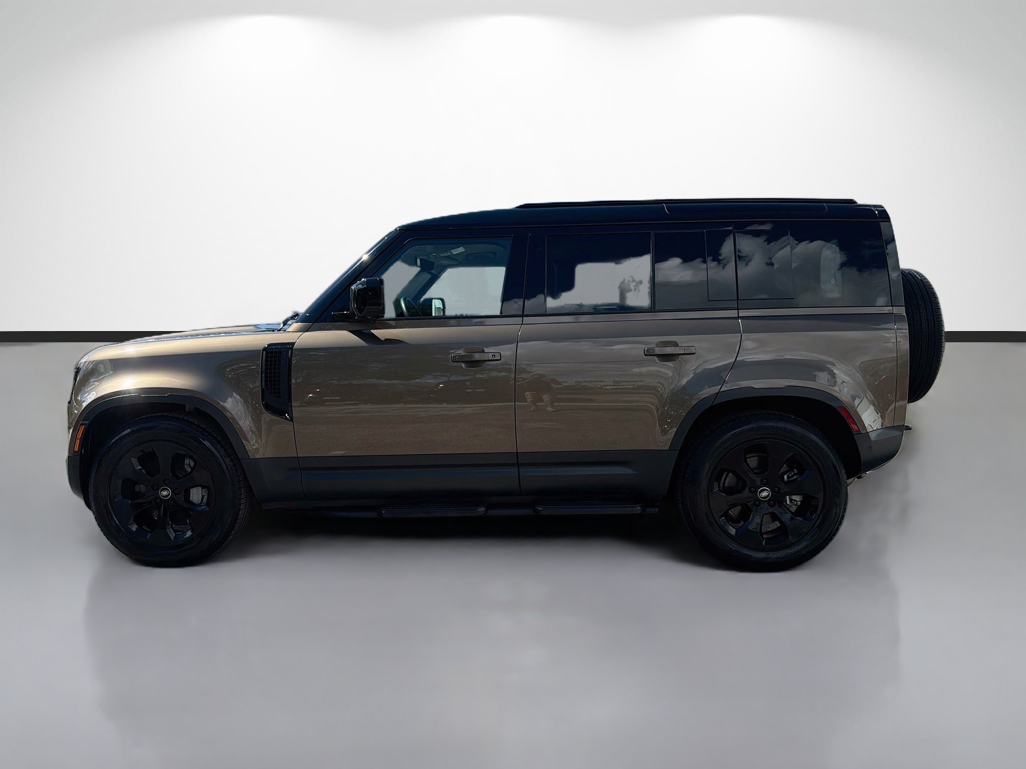 Used 2025 Land Rover Defender 110 S AWD/4WD image 2