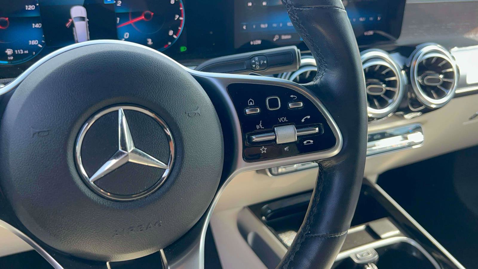 Used 2023 Mercedes-Benz GLB 250 4MATIC w/ Premium Package image 24