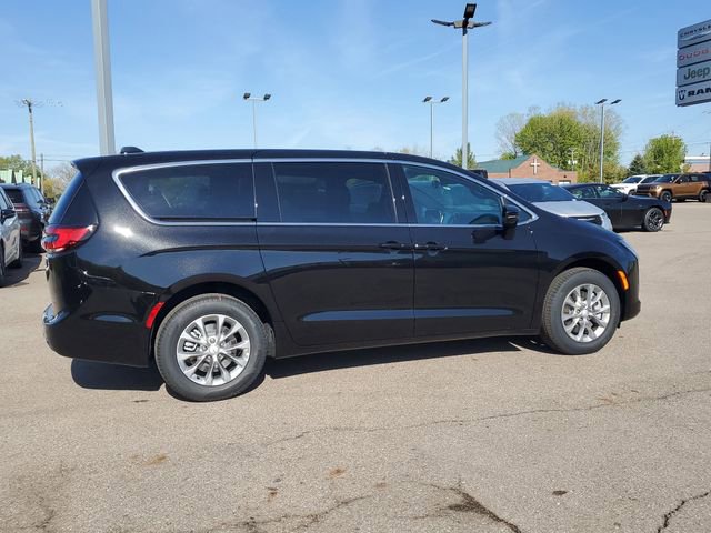 New 2027 Chrysler Pacifica Select AWD/4WD image 8