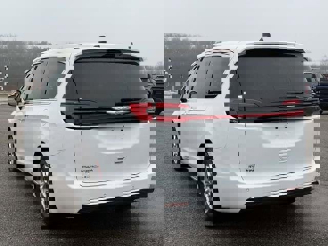 Used 2023 Chrysler Pacifica Touring-L image 6