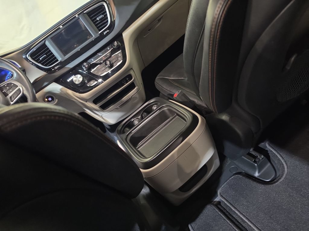 Used 2018 Chrysler Pacifica Touring-L w/ Tire & Wheel Group FWD image 21