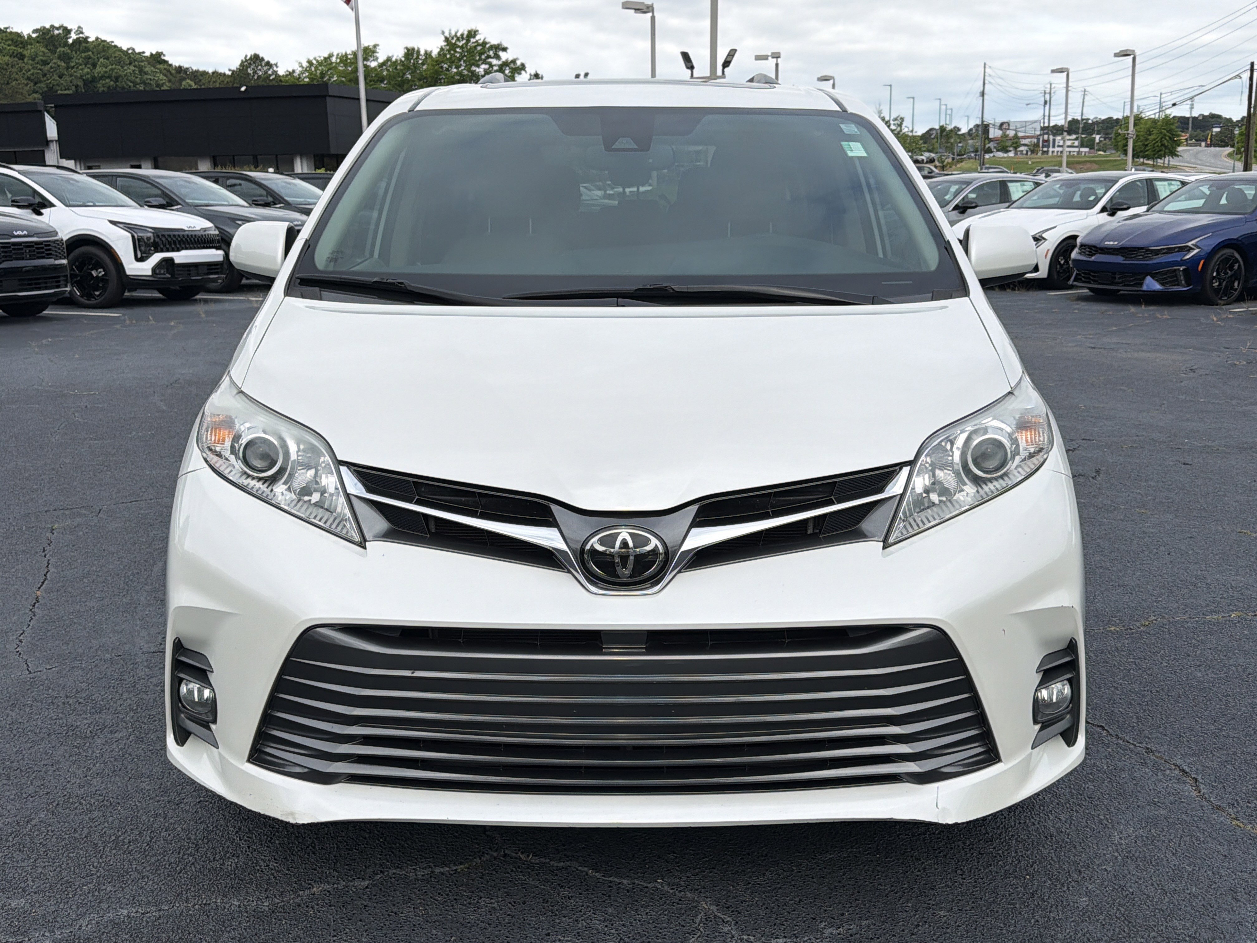 Used 2020 Toyota Sienna XLE Premium FWD image 2