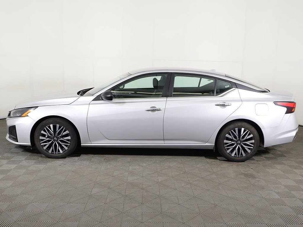 Used 2024 Nissan Altima 2.5 SV image 10