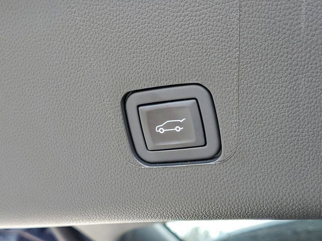 Used 2023 Chevrolet Traverse LT image 33