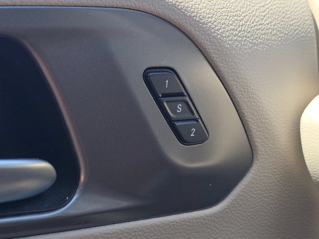 Used 2023 Chrysler Pacifica Touring-L FWD image 24