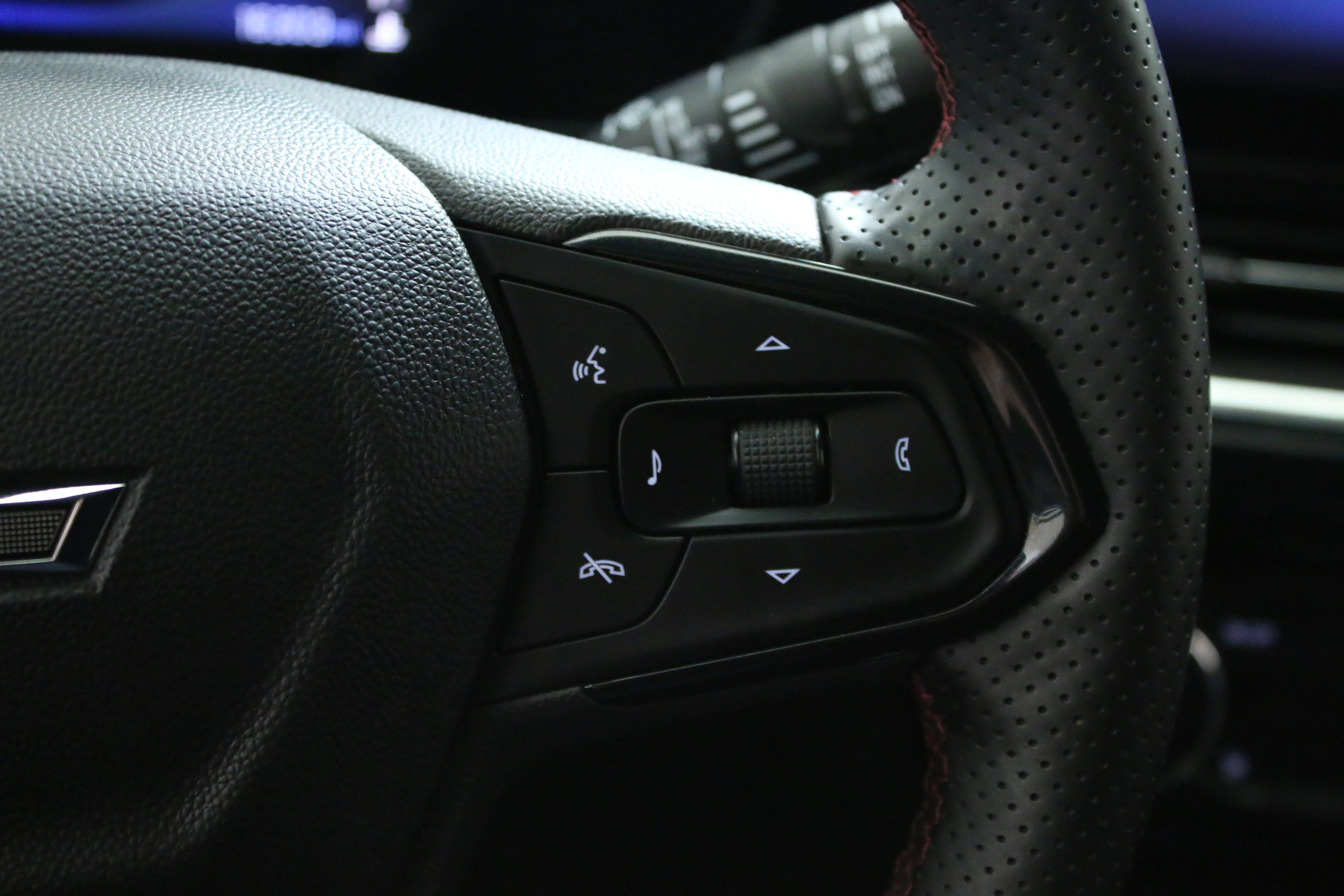 Certified 2024 Chevrolet Trax RS FWD image 15