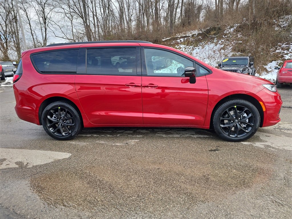 New 2026 Chrysler Pacifica Select w/ S Appearance Package image 3