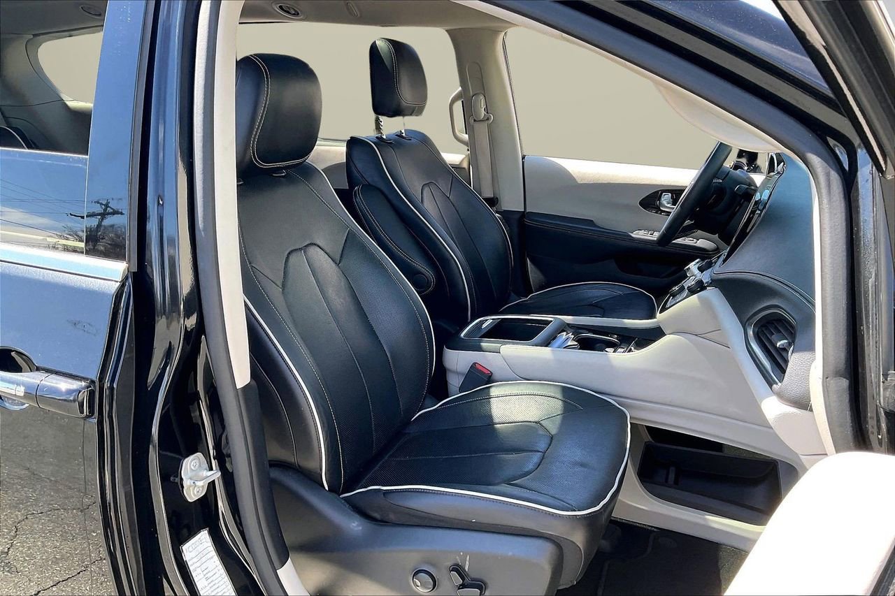 Used 2023 Chrysler Pacifica Limited image 25