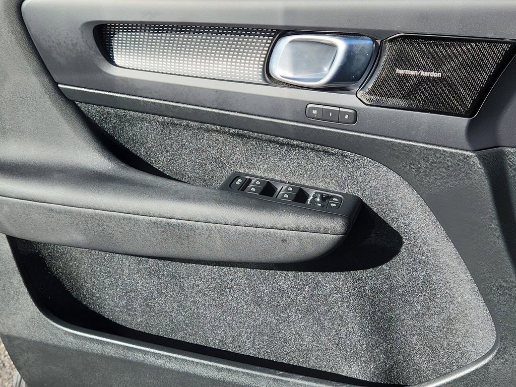 Used 2020 Volvo XC40 T5 R-Design w/ Protection Package Premier image 7