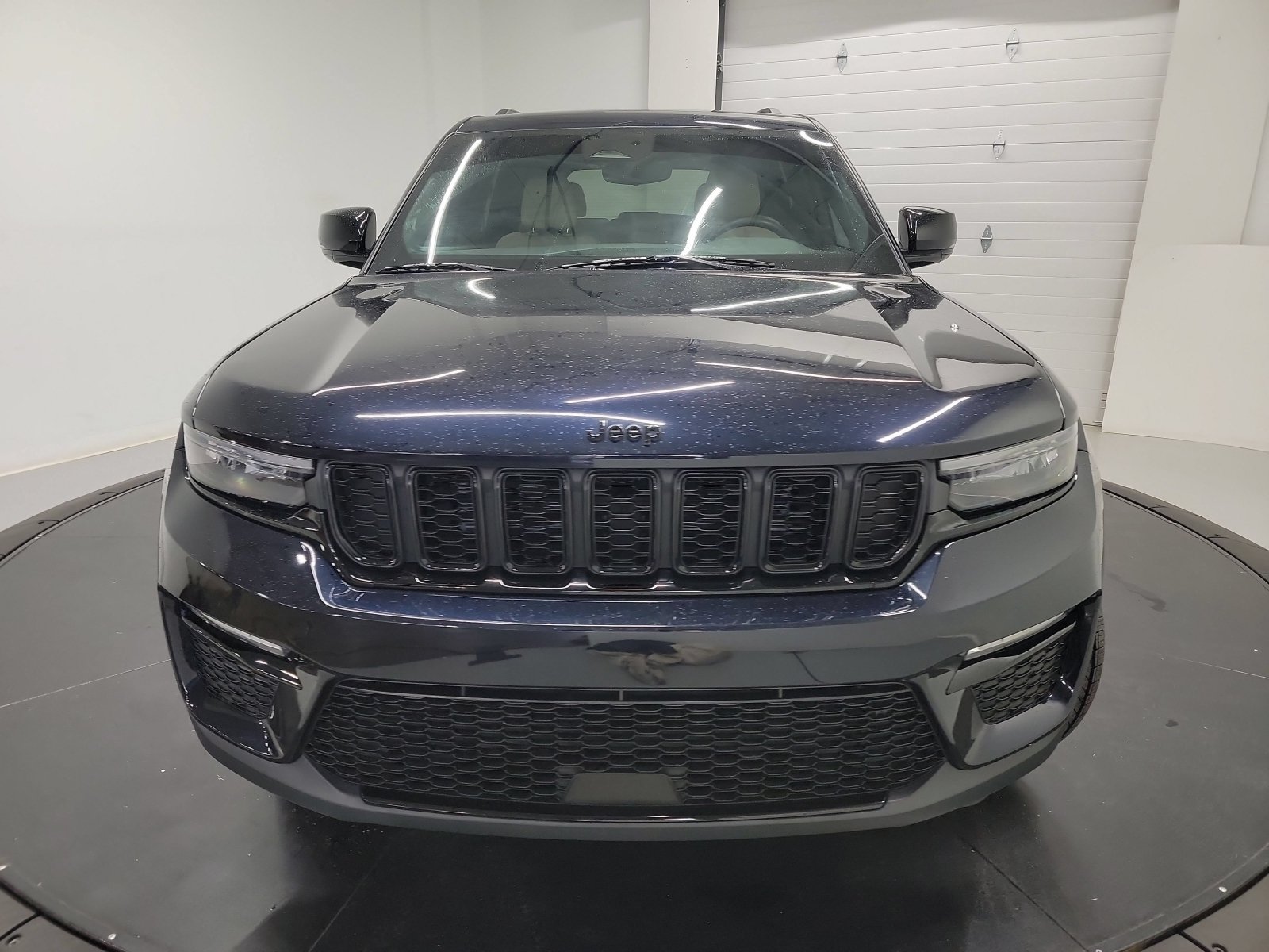 Used 2023 Jeep Grand Cherokee Limited w/ Black Appearance Package AWD/4WD video 2
