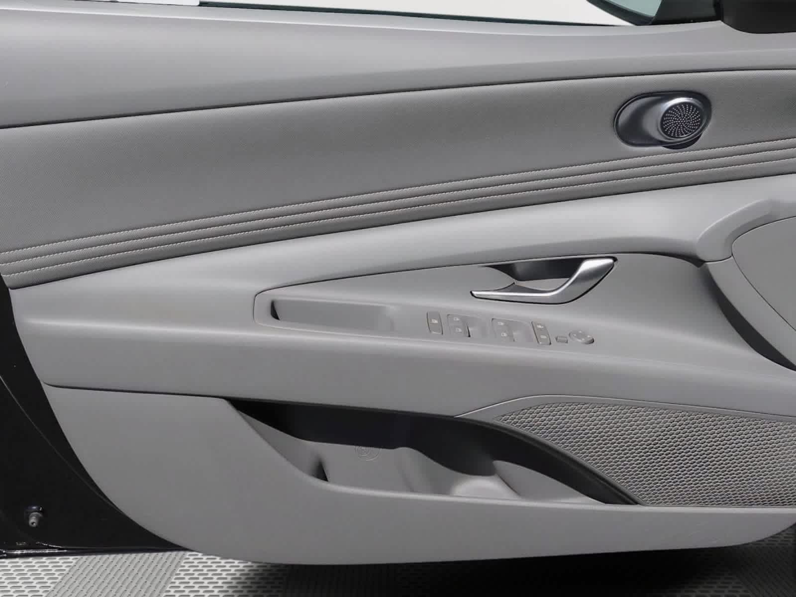 Used 2025 Hyundai Elantra SEL FWD image 30