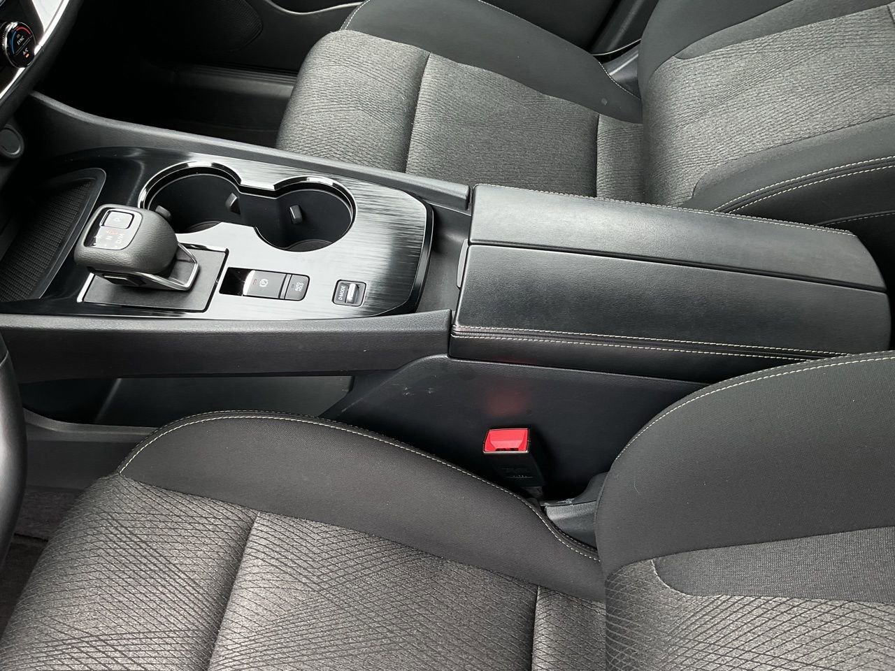 Used 2025 Nissan Rogue SV FWD image 33