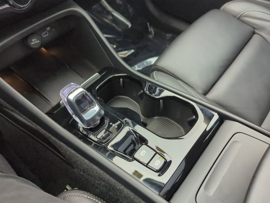 Used 2024 Volvo XC40 B5 Plus image 19