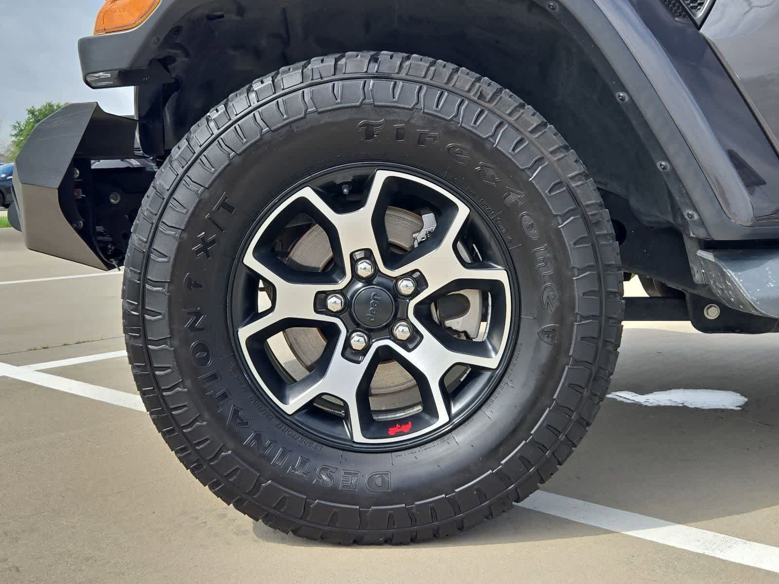 Used 2018 Jeep Wrangler Unlimited Sahara AWD/4WD image 12