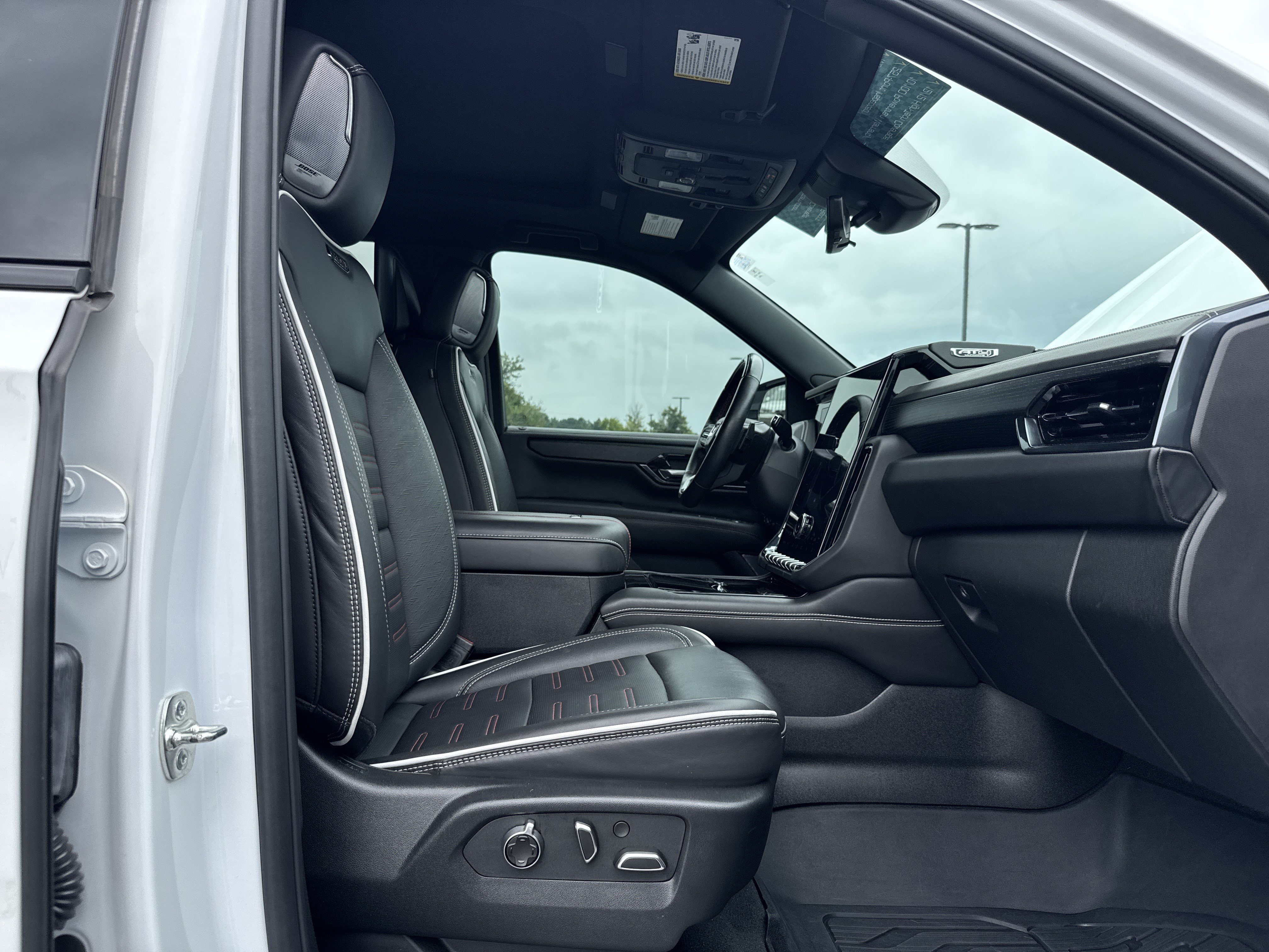 Used 2025 GMC Yukon AT4 Ultimate AWD/4WD image 36