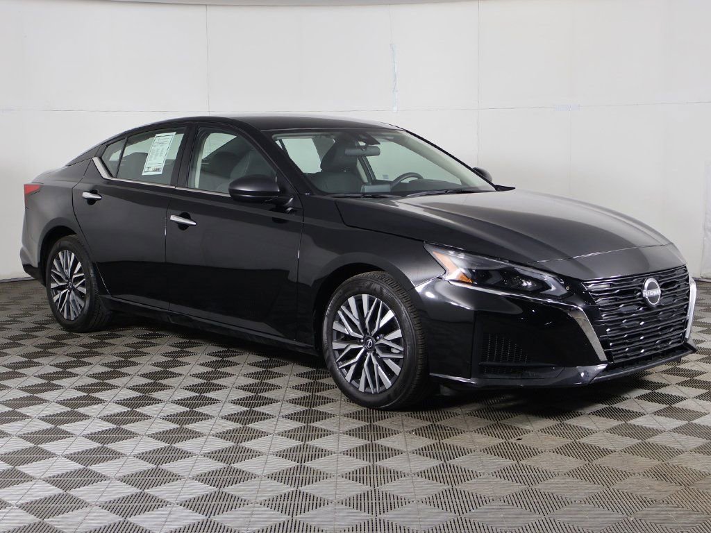 Used 2025 Nissan Altima 2.5 SV image 2