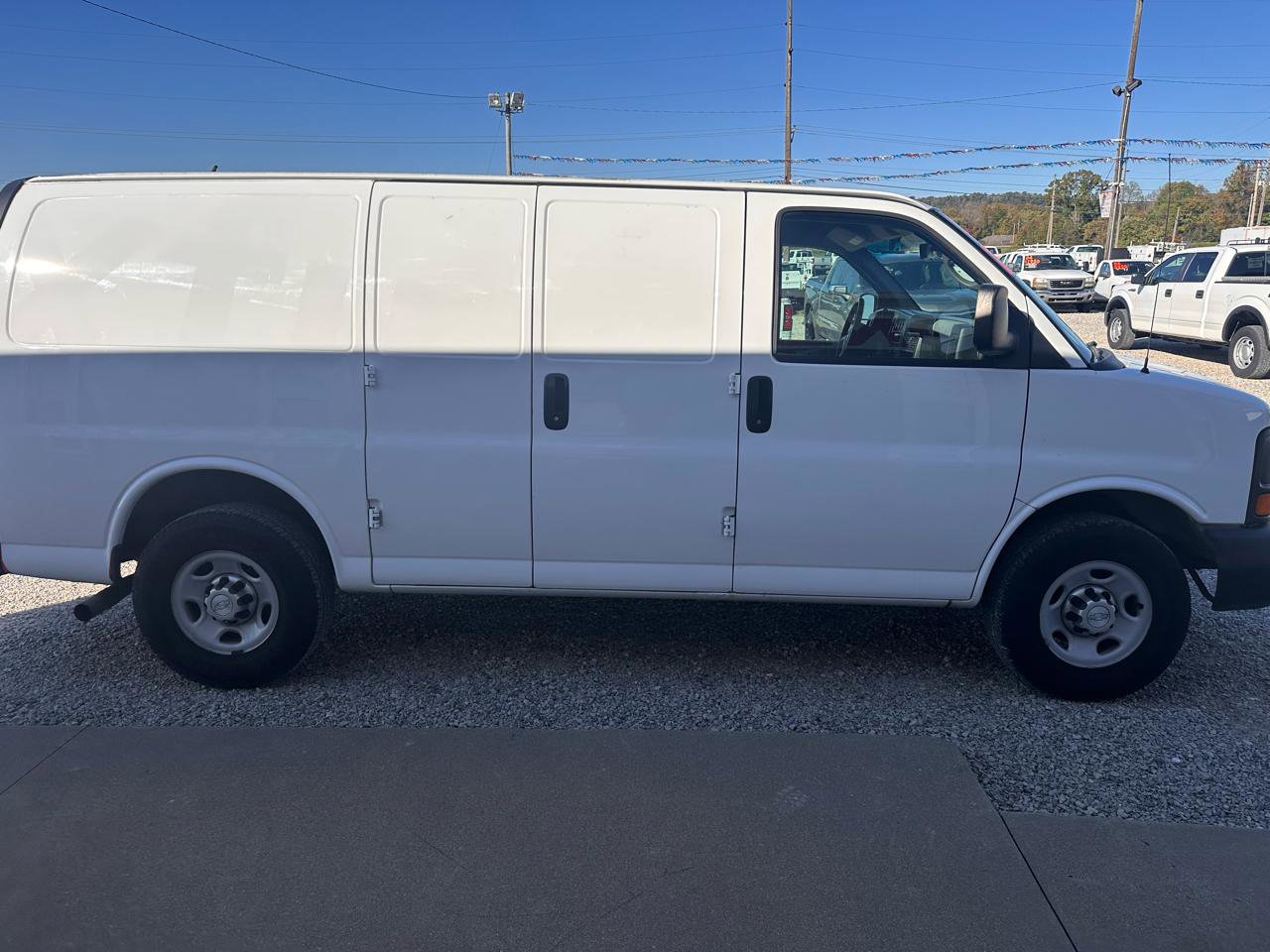 Used 2015 Chevrolet Express 2500 RWD image 2