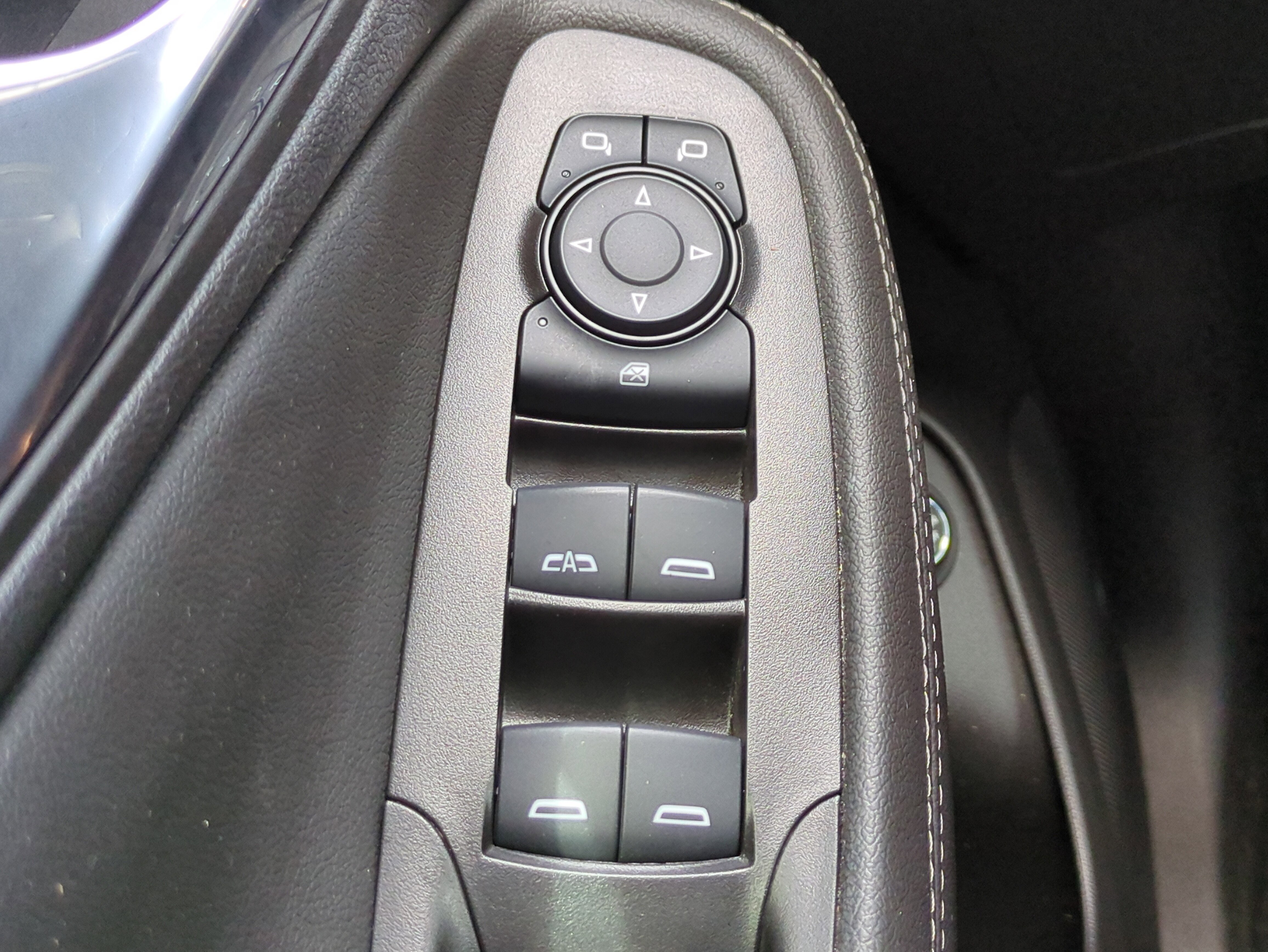 Used 2023 Buick Encore GX Essence w/ Experience Buick Package FWD image 28