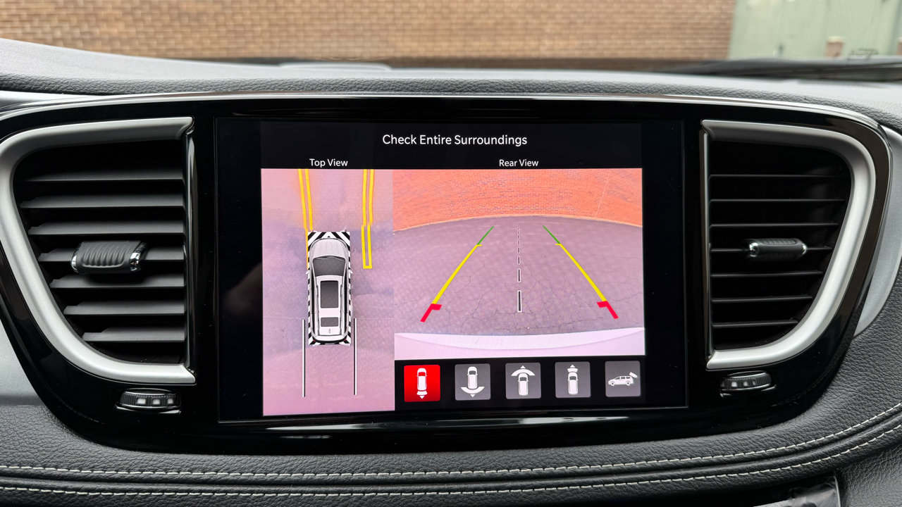 Used 2024 Chrysler Pacifica Select FWD image 17