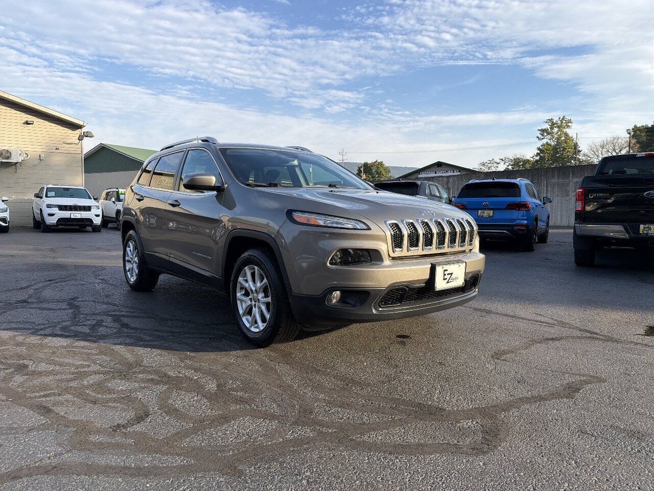 Used 2016 Jeep Cherokee Latitude w/ Cold Weather Group AWD/4WD image 2